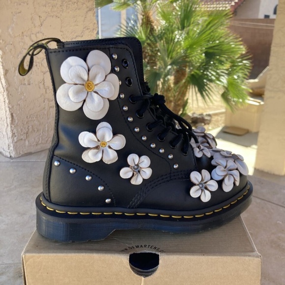 Dr. Martens Women's 1460 Pascal LIMITED EDITION 3D Flowers US 7 RARE & Unique!! - Picture 9 of 12